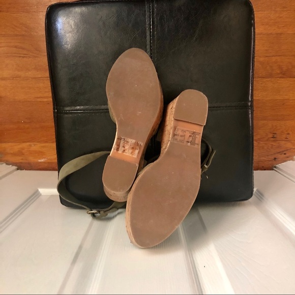 Lands End 7.5 khaki green suede wedge sand… - Picture 5 of 6